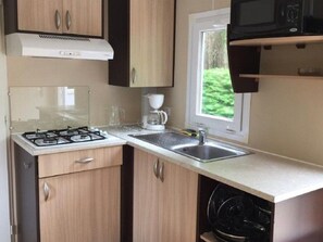 Fridge, microwave, coffee/tea maker - Mobile home with terrace, 6 ppl, 3 bdr (Vendays-Montalivet)