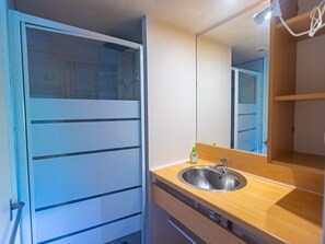 Bathroom - Chalet for 6 with Terrace (Fenouillet)