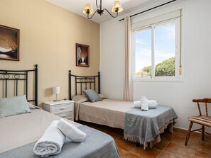 2 bedrooms, free WiFi, bed sheets - Townhouse in Chiclana near La Barrosa beach (Chiclana de la Frontera)