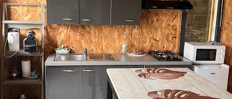 Een koelkast, een microgolfoven