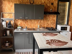 Réfrigérateur, four à micro-ondes