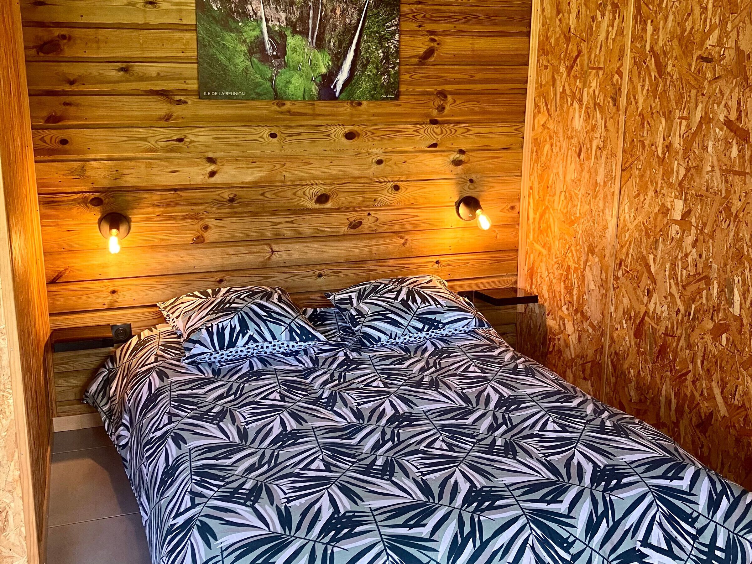 1 bedroom, bed sheets