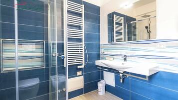 Shower, hair dryer, bidet, towels