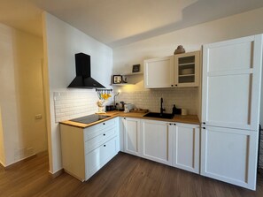 Private kitchen - Casa Mao: equipped studio apartment 3 min from the sea, comfortable and cozy. (Quartu Sant'Elena)