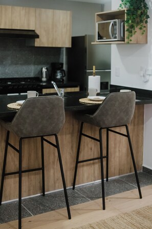 Réfrigérateur, four à micro-ondes, un four, surface de cuisson