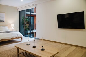 1 chambre, bureau, fer et planche à repasser, lit de bébé portatif