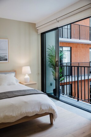 1 chambre, bureau, fer et planche à repasser, lit de bébé portatif