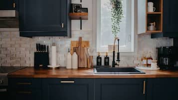 Fridge, oven, stovetop, coffee/tea maker