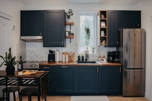 Réfrigérateur, un four, surface de cuisson, cafetière-théière