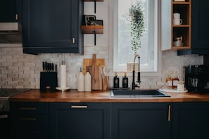 Kühlschrank, Ofen, Herdplatte, Wasserkocher mit Kaffee-/Teezubehör