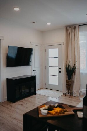 Interior - The Hideout Garden Suite (Barrie)