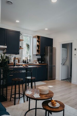 Fridge, oven, stovetop, coffee/tea maker - The Hideout Garden Suite (Barrie)