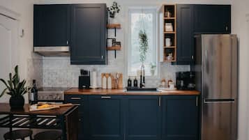 Geladeira, fogão, cooktop, cafeteira/chaleira