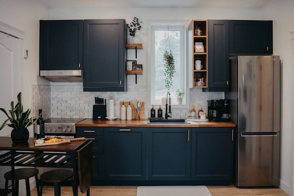Fridge, oven, stovetop, coffee/tea maker