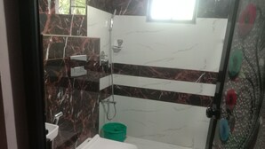 A bathroom with a toilet, a shower, and a sink. - Marari beach daze homestay (Alappuzha)