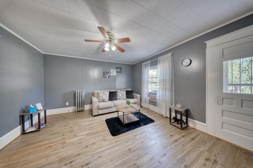 Charming 1-bedroom apartment in welcoming Carbondale with AC