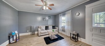 Charming 1-bedroom apartment in welcoming Carbondale with AC