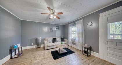 Charming 1-bedroom apartment in welcoming Carbondale with AC