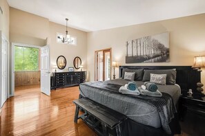 5 bedrooms, desk, iron/ironing board, travel crib