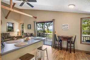 Smart TV, chimenea, mesa de ping pong, libros