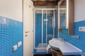 Dutxa, assecador de cabells, bidet i tovalloles 