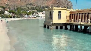 بالقرب من الشاطئ