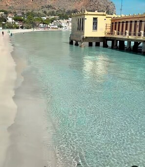 Beach nearby - MONDELLO APARTMENT SLEEPS 4 WITH SHARED POOL AND SEA ACCESS (Palermo)