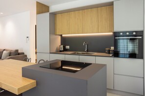 Fridge, dishwasher, cookware/dishes/utensils