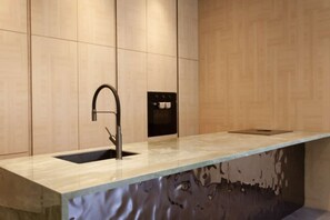 Kühlschrank, Ofen, Herdplatte, Wasserkocher mit Kaffee-/Teezubehör