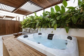 Outdoor spa tub - Welcome to this stylish and modern ground-floor apartment. (Kalithies)