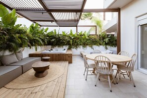 Outdoor dining - Welcome to this stylish and modern ground-floor apartment. (Kalithies)