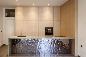 Kühlschrank, Ofen, Herdplatte, Wasserkocher mit Kaffee-/Teezubehör