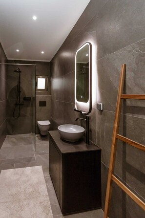 Shower, hair dryer, towels - Welcome to this stylish and modern ground-floor apartment. (Kalithies)