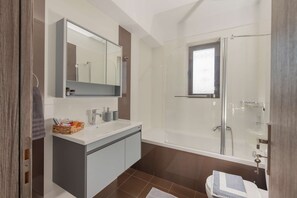 Dusche, Haartrockner, Handtücher