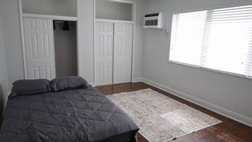 2 bedrooms, internet, bed sheets