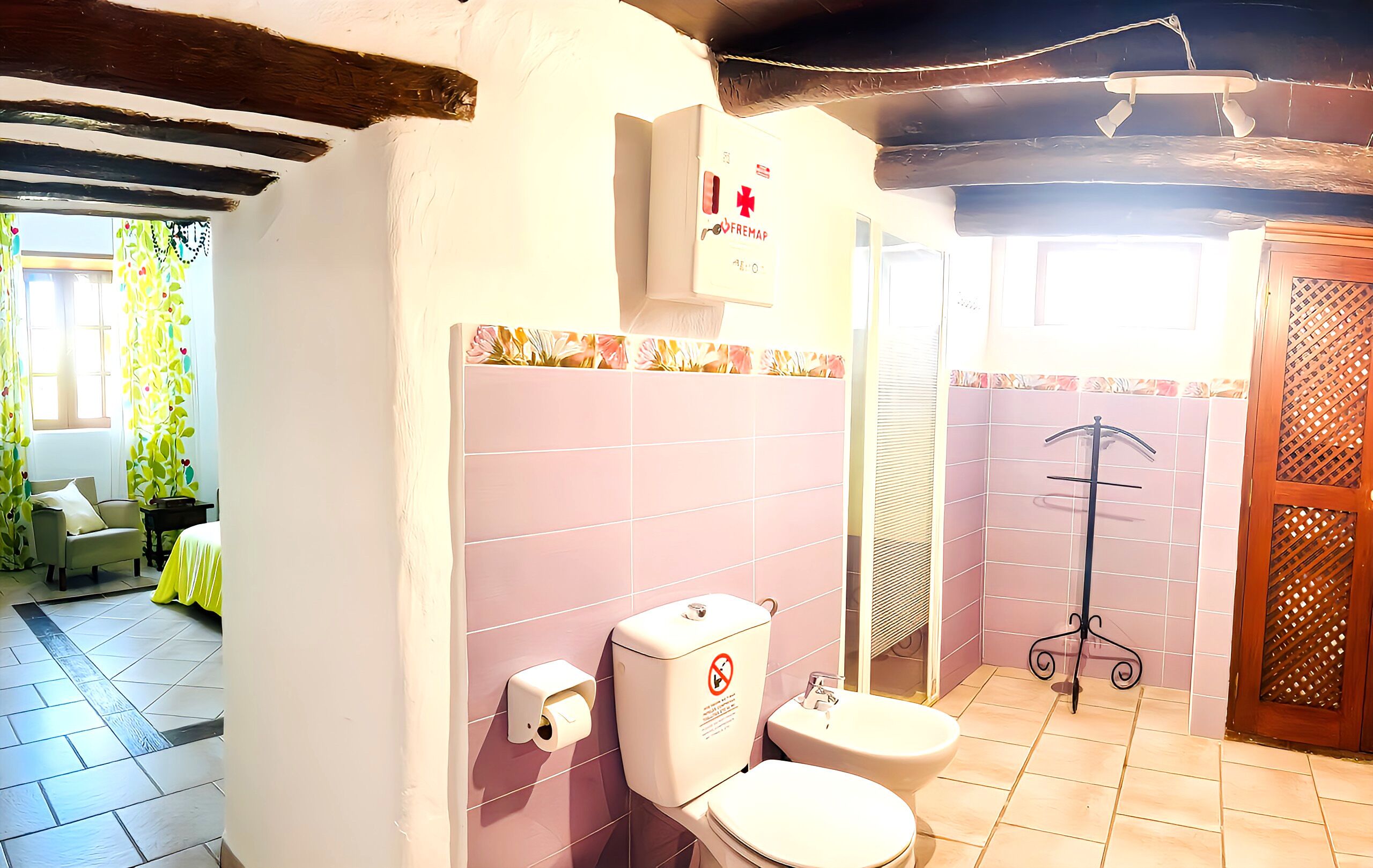 Un bagno con il water, un bidet e un asciugamani ad aria.