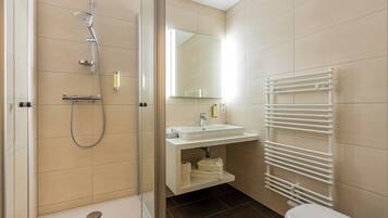 Dusche, kostenlose Toilettenartikel, Haartrockner, Hausschuhe