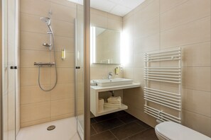Ducha, artículos de higiene personal gratuitos y secador de pelo