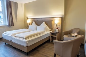 Superior Double Room, City View | Living area