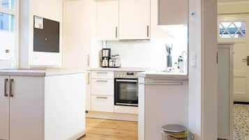 Een koelkast, een microgolfoven, een oven, een vaatwasser