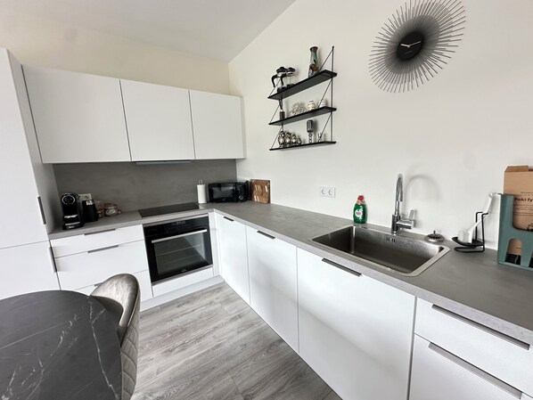 Refrigerador, microondas, horno, placa de cocina