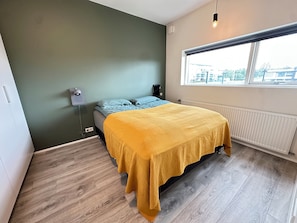 1 habitación, tabla de planchar con plancha, cuna de viaje y wifi