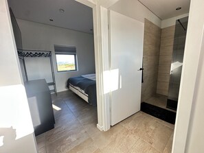 4 slaapkamers, een strijkplank/strijkijzer, reisbedje, wifi