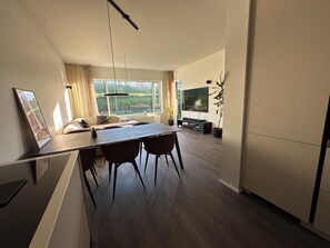 TV - Modern and Cozy apartment in the city, next to Heiðmörk nature reserve. (Garðabær)