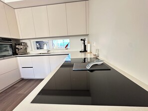 Fridge, oven, stovetop, dishwasher