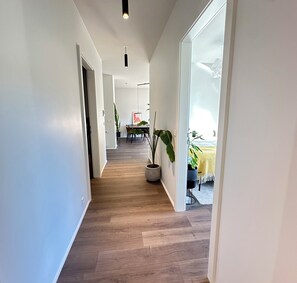 2 habitaciones, tabla de planchar con plancha, cuna de viaje y wifi