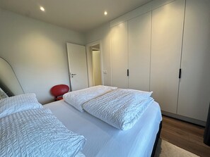 2 bedrooms, iron/ironing board, travel cot, WiFi - Modern and Cozy apartment in the city, next to Heiðmörk nature reserve. (Garðabær)