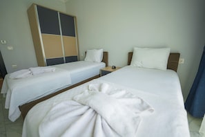 Villa, Private Pool, Pool View | Peti besi dalam bilik, langsir/tirai gelap terus, Wi-fi percuma