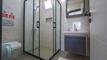 Villa, piscine privée, vue piscine | Salle de bain | Douche, serviettes fournies, savon, shampoing