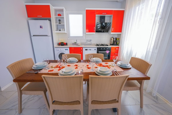 Villa, Private Pool, Pool View | Dapur peribadi | Peti sejuk/penyejuk beku saiz penuh, ketuhar, dapur